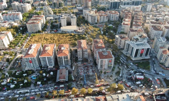36 kişiye mezar olan Rıza Bey Apartmanı davasında depremzedeler fenalaştı, duruşma ertelendi