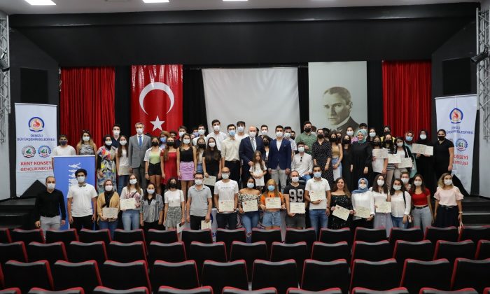 80 genç, 10 yabancı eğitmenden İngilizce eğitimi aldı