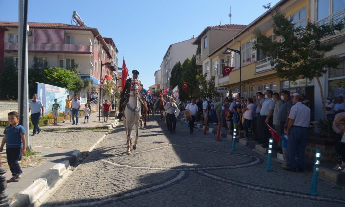 99 yıl önce olduğu gibi atlı birlikler ilçeye girdi