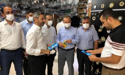 AK Parti yönetimi kent merkezinde yapılan hizmetleri anlatan broşür dağıttı