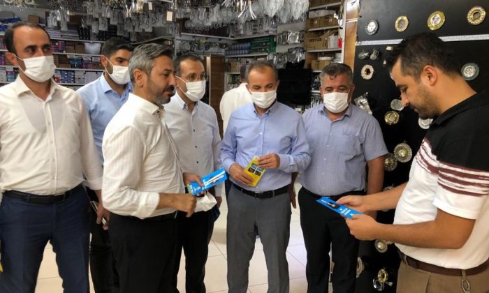 AK Parti yönetimi kent merkezinde yapılan hizmetleri anlatan broşür dağıttı