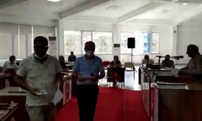 AK Partili meclis üyeleri başkana tepki gösterip salonu terk etti