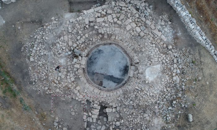 Aratos’un anıt mezarı ağır bir soygun geçirmiş