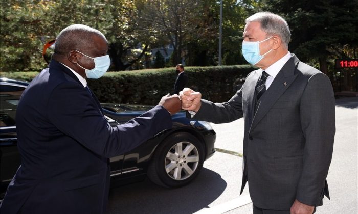 Bakan Akar, Nijer Savunma Bakanı Indatou ile görüştü