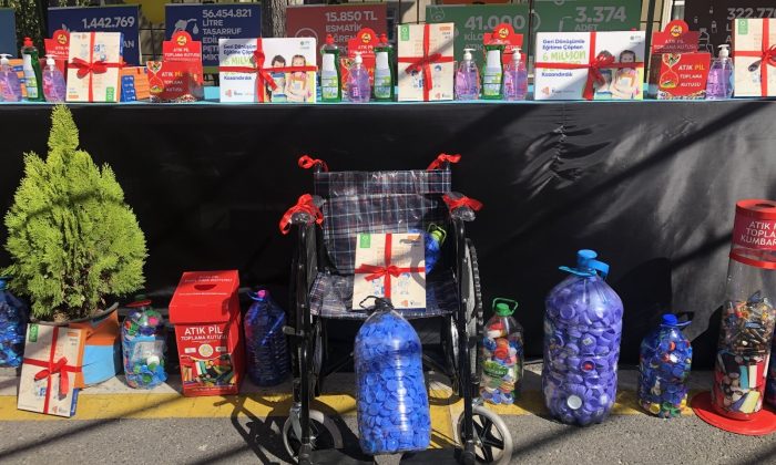 Bakan Özer mavi kapaklarla alınan tekerlekli sandalyeyi öğrenciye hediye etti