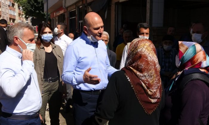 Bakan Soylu’dan selzede kadına: “Cumhurbaşkanı talimat verdi, 1 yılda evlerinize gireceksiniz”