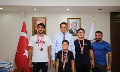 Başkan Ulutaş dereceye giren genç güreşçileri ödüllendirdi