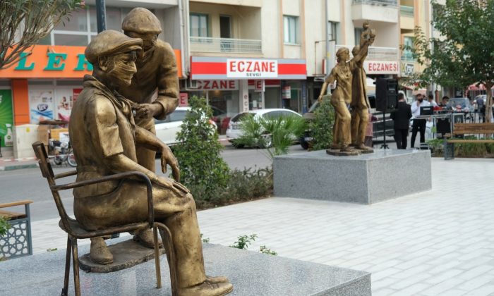 Covid nedeniyle ölümden dönen başkan ilçesine ‘Sağlıkçı Anıtı’ yaptırdı