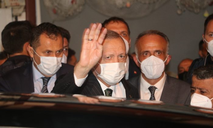 Cumhurbaşkanı Erdoğan, AK Parti Güneysu İlçe Başkanlığını ziyaret etti