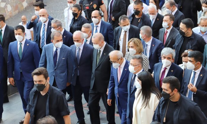 Cumhurbaşkanı Erdoğan, Akdeniz Belediyesini ziyaret etti