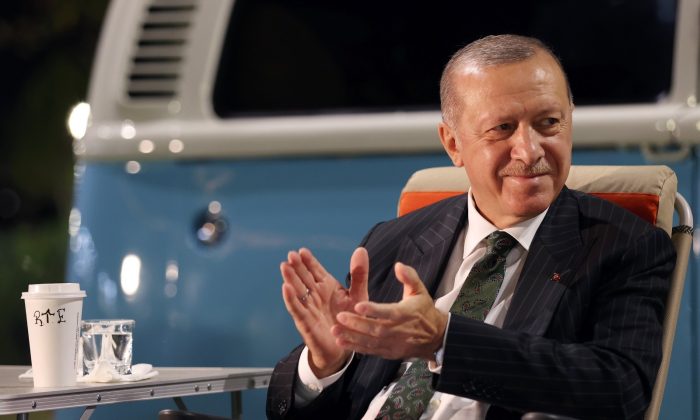 Cumhurbaşkanı Erdoğan, Mersin’de gençlere şarkı söyledi