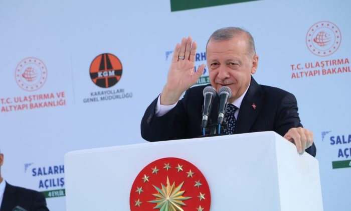 Cumhurbaşkanı Erdoğan: “Rant hırsına, cehalete, bencilliğe dayalı hoyratlıkların buralarda tekrar yaşanmasına asla müsaade etmeyeceğiz”