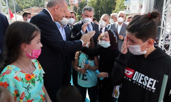 Cumhurbaşkanı Erdoğan’ın yanına geçebilmek için göz yaşlarını tutamadı