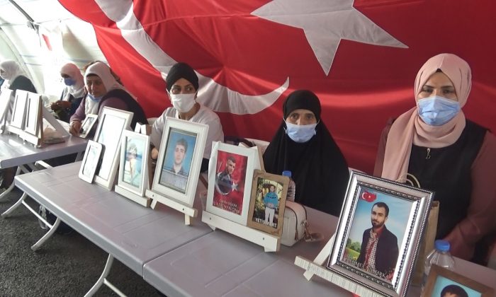 Evlat nöbetindeki acılı anne, HDP ve PKK’dan kızını istedi