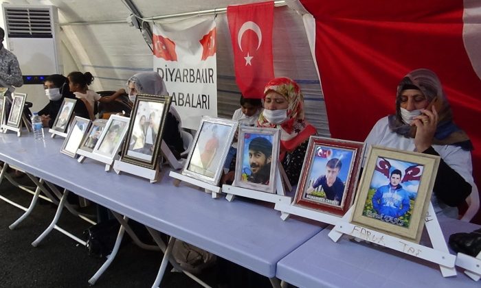 Evlat nöbetindeki gözü yaşlı anne, oğluna Türkçe ve Kürtçe ’teslim ol’ çağrısında bulundu