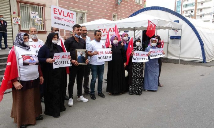 HDP önündeki nöbete bir aile daha katıldı