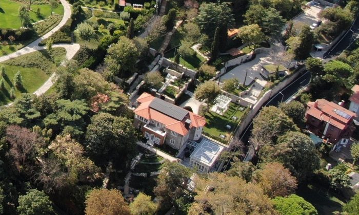 İBB Başkanı İmamoğlu, şehitlik arazisi üzerine yapılan saray gibi lojmana yerleşti