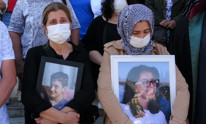 İki anne iki büyük acı, ellerinden çocuklarının fotoğrafını biran olsun bırakmadılar