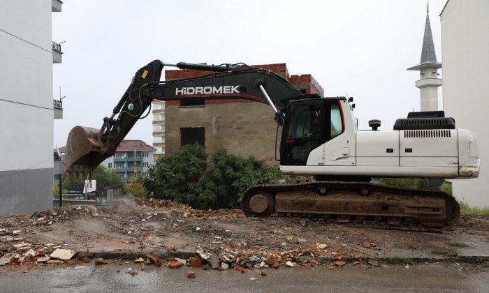 İlkadım’da metruk binalar yıkılıyor