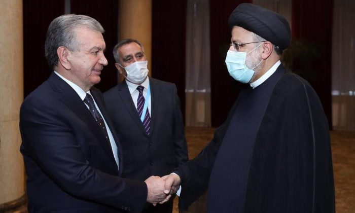 İran Cumhurbaşkanı Reisi, Özbekistan Devlet Başkanı Mirziyoyev ile görüştü
