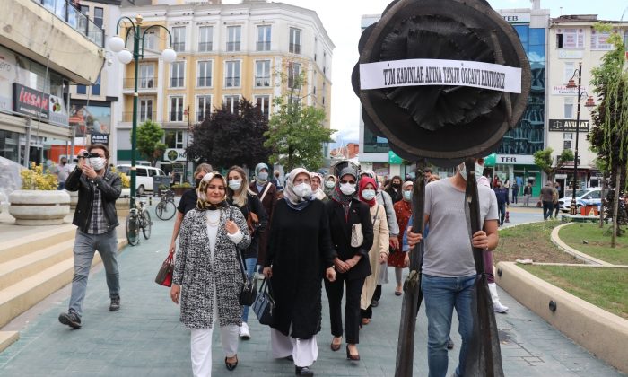 Kadınlardan Başkan Özcan’a siyah çelenkli protesto