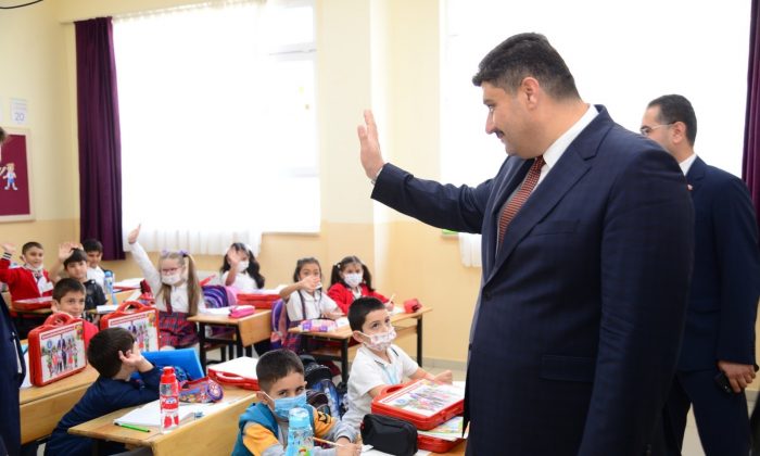 Kahramankazan Belediye Başkanı Oğuz’dan eğitim hayatına başlayan miniklere sürpriz
