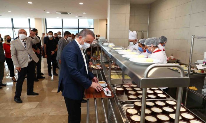 Kamu çalışanlarının yemekleri liseli öğrencilerden