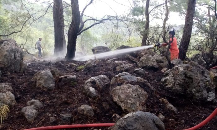 Kemer’de çıkan orman yangını büyümeden söndürüldü