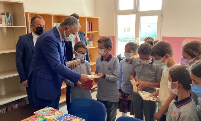 Köy okulunda öğrencilere kitap hediye edildi