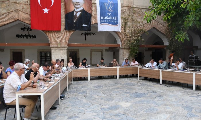 Kuşadası sokaklarını heykeller süsleyecek