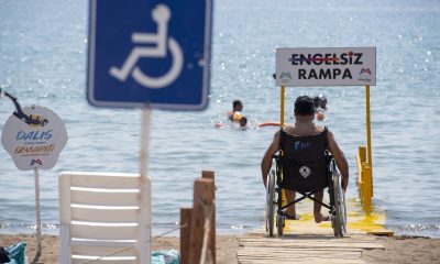 Mersin’de plajlara 10 yeni engelsiz rampası daha yerleştirildi
