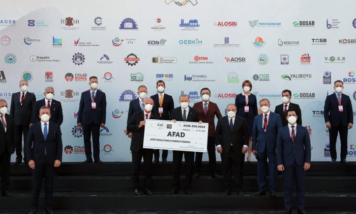 OSB başkanları toplanan yardımların temsili çekini Cumhurbaşkanı Erdoğan’a verdi