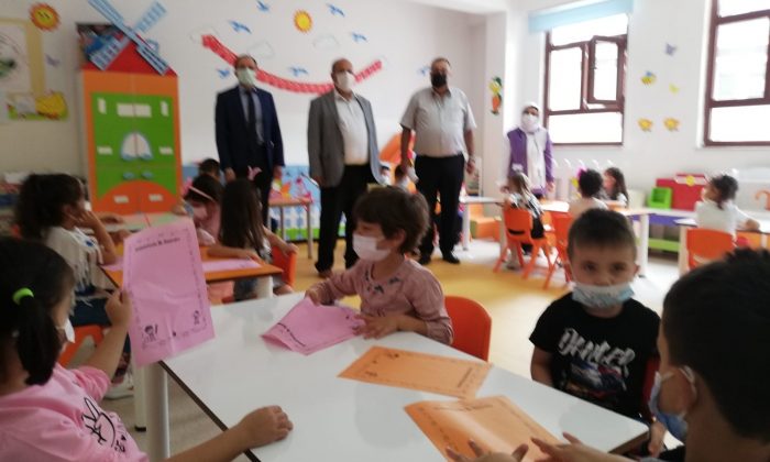 Osmaneli’de Kaymakam Ünal ile Belediye Başkanı Şahin öğrencileri ziyaret etti