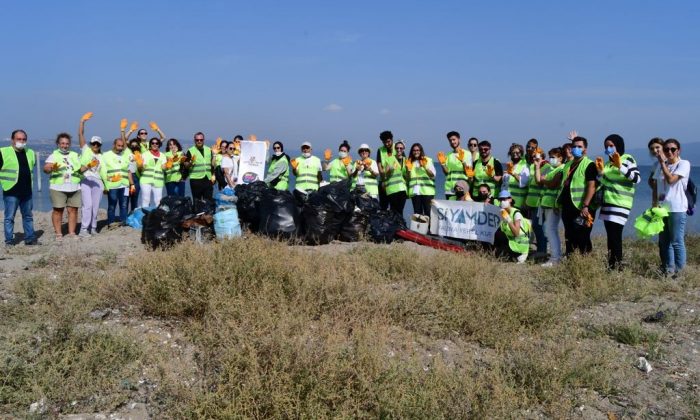 Sahilden 193 kilo çöp topladılard