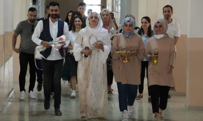 Şırnak’a atanan öğretmenler yöresel kıyafet ve çiçekle karşılandı