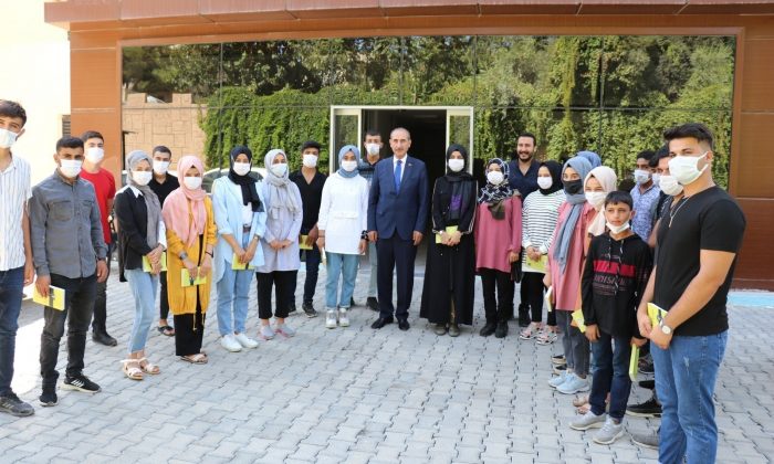 Üniversiteyi kazanan öğrencilere kitap hediyesi