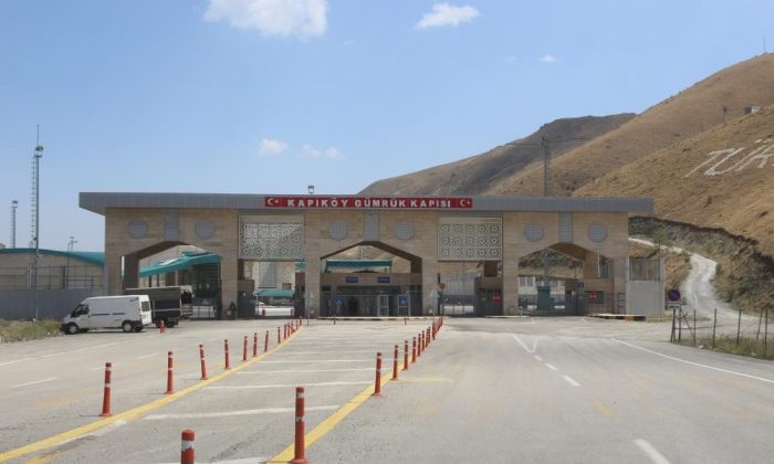 Van Kapıköy Gümrük Kapısı uzun zamandan sonra İran geçişine açıldı