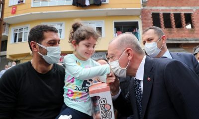 Vatandaşın davetini geri çevirmeyen Cumhurbaşkanı Erdoğan, kıraathanede çay içti