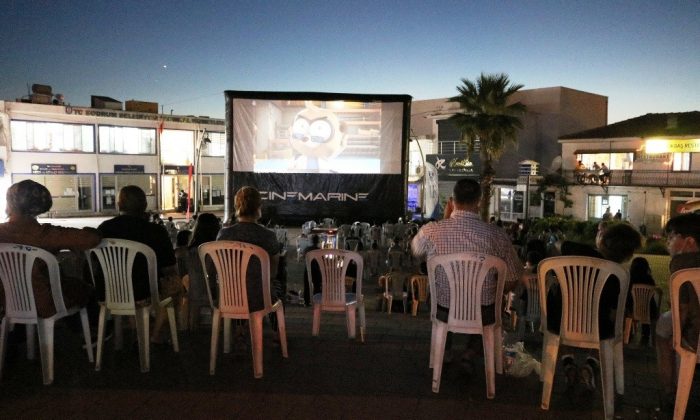 Yanan köyün meydanında çocuklar için sinema kuruldu