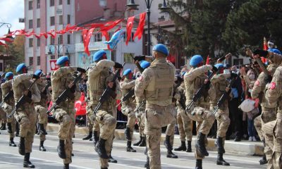 Afet bölgesinde en ön safta yer alan komandolardan nefes kesen gösteri