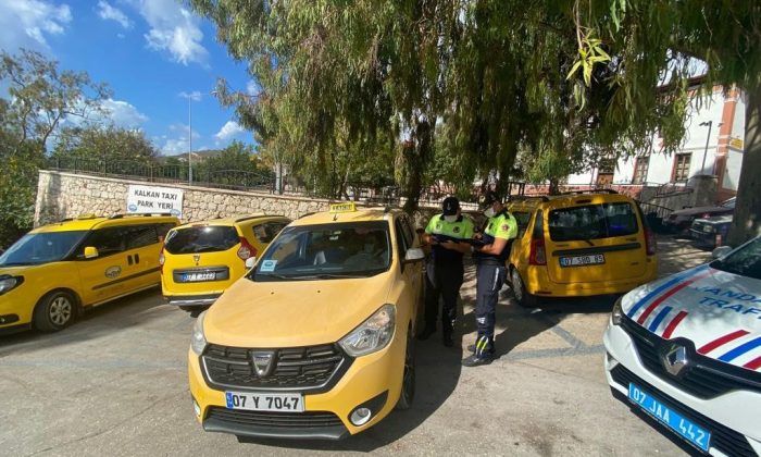 Antalya’da jandarma ticari taksileri denetledi