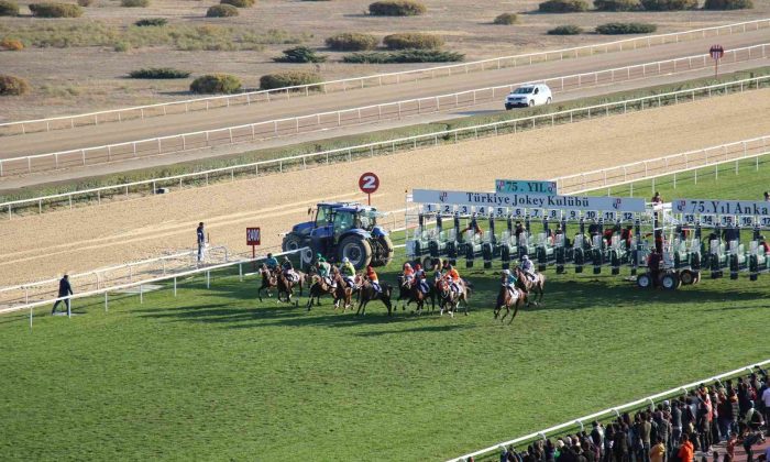 At yarışlarında 83’üncü Cumhurbaşkanlığı Koşusu ve 41’inci Cumhuriyet Koşusu yapıldı