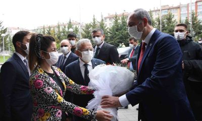 Bakan Gül Kayseri Büyükşehir Belediyesi’ni ziyaret etti