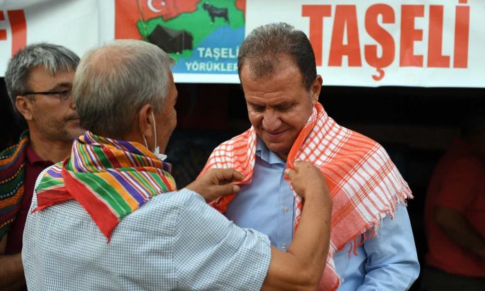 Başkan Seçer, 3. Kültürler Festivalinde stantları gezdi