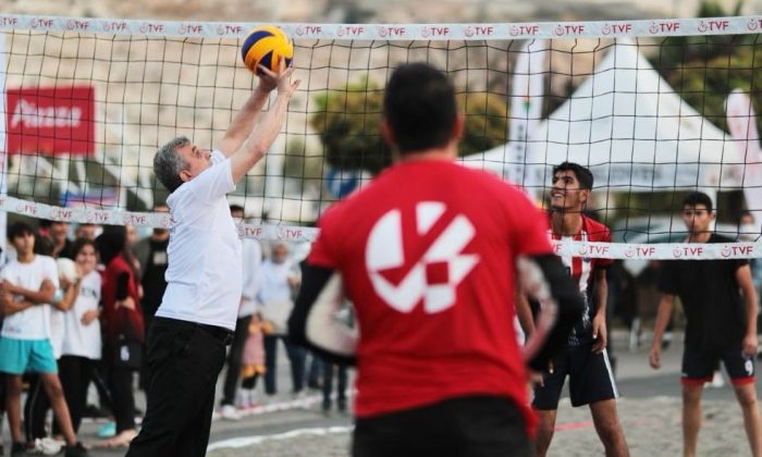 Belediye başkanı gençlerle plaj voleybolu oynadı