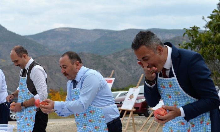 Belediye başkanları ’Nar yeme’ ve ’Nar suyu sıkma’ yarışmasında kıyasıya yarıştı