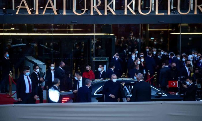 Cumhurbaşkanı AKM’ye geldi