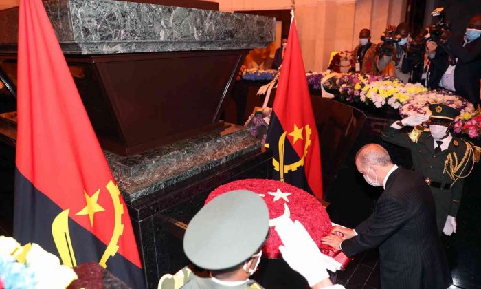 Cumhurbaşkanı Erdoğan, Angola’nın ilk Devlet Başkanı Antonio Agostinho Neto’nun anıt mezarını ziyaret etti