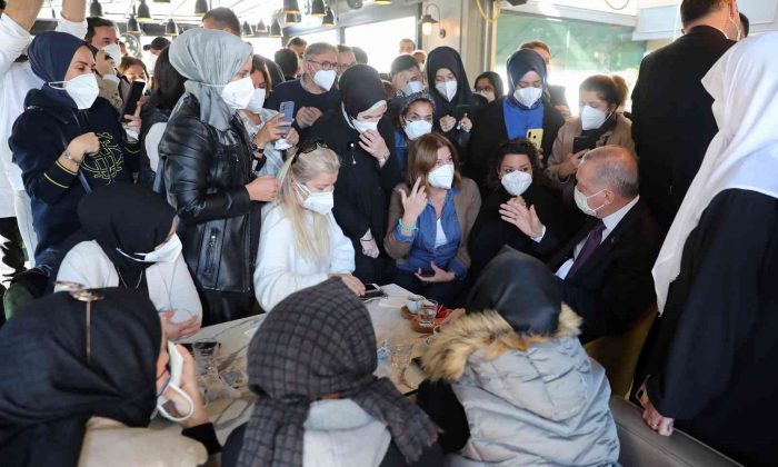 Cumhurbaşkanı Erdoğan Çengelköy’de kafede vatandaşlarla sohbet etti