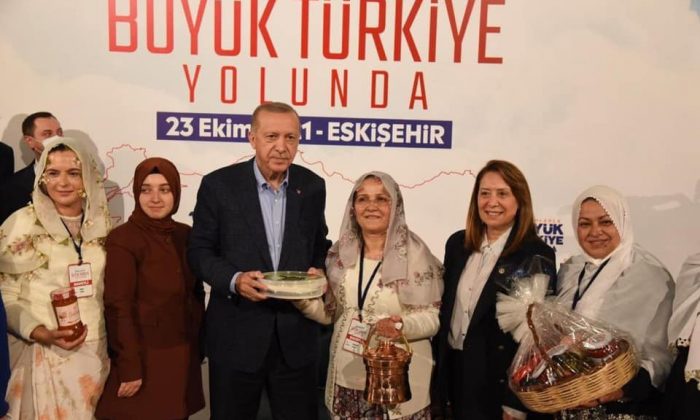Cumhurbaşkanı Erdoğan İnönü’nün meşhur bal, kaymak ve yoğurdunu çok beğendi